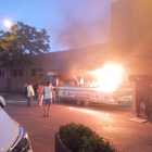 Fuego en una ‘food truck’  -  Ayer por la noche hubo un aparatoso fuego en una parada móvil de las fiestas del Secà de preparación de algodón de azúcar. Al parecer, no hubo heridos. 