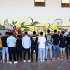 Joves del centre de justícia juvenil El Segre de Lleida davant del mural que han pintat