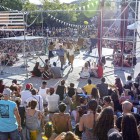 La plaça de les Nacions es va omplir amb la proposta ‘Mirage’ de la companyia Dyptik, que va brindar dansa i circ al públic.