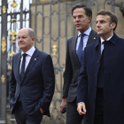 Els dirigents d’Alemanya, Olaf Scholz; Països Baixos, Mark Rutte, i França, Emmanuel Macron, a Praga.