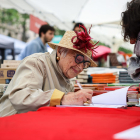 La dibuixant Pilarín Bayés signant llibres pel centre de Barcelona el dia de Sant Jordi
