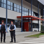 Les agents Claudia i Rosa, a la comissaria dels Mossos d’Esquadra a la Seu d’Urgell.