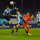 Febas pugna por un balón con la defensa del Espanyol.