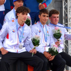 Marc Vicente, a la izquierda, con su medalla de plata junto al resto del equipo estatal.