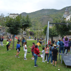 Niños jugando en la zona estrenada del Parc del Riuet.
