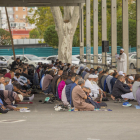 Musulmanes rezando con Houzi ayer en el recinto ferial.