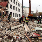 Els equips d'emergència treballen per trobar víctimes en un edifici destruït pels bombardejos a Txerníhiv