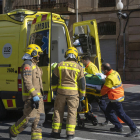 Momento en el que los servicios de emergencia atendían al herido, que falleció en el hospital. 