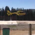 Imagen del helicóptero sobrevolando la pista polideportiva.