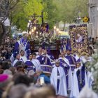 Miles de personas salieron a la calle ayer para contemplar la solemne Processó de la Verge dels Dolors de Lleida. 