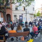 La PAH celebró ayer su asamblea ordinaria delante del bloque okupado en la avenida Rosa Parks.