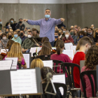 Unos 150 alumnos de Lleida llenan de música el Mercat del Pla