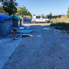 El entorno de estos contenedores de la calle Amposta estaba ayer lleno de basura y objetos.