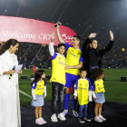 Cristiano Ronaldo y su familia, ayer durante su presentación.