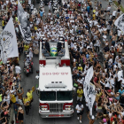 Milers d’aficionats van acompanyar pels carrers de Santos el fèretre de Pelé, durant el trasllat al cementiri.