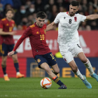 Pedri controla el balón ante el marcaje de Gjasula.