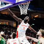 Usman Garuba, durant una acció del partit disputat al Mercedes-Benz Arena de Berlín.