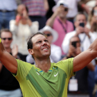 Rafa Nadal levanta los brazos al cielo de París tras conquistar su decimocuarto Roland Garros.