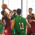 Diogo Brito llança cistella en una acció del partit d’ahir a Alpicat.