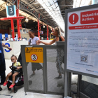 Una huelga de trenes causa severas restricciones en el transporte ferroviario del Reino Unido