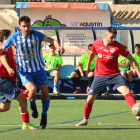 Un jugador del Balaguer controla el balón ante la presencia de un adversario.