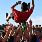 Los jugadores del Alpicat mantean a su entrenador, Edgar Tornero, tras conseguir el ascenso.