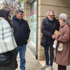 El líder local del PSC, Fèlix Larrosa, de visita ayer por Balàfia. 