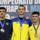 Ferran Julià (CN Sabadell), con la medalla de plata, en el podio de la prueba de los 400 metros libres.