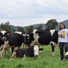 Laia Angrill al costat del ramat de vaques de la granja familiar que gestiona amb el seu pare i dos treballadors més.