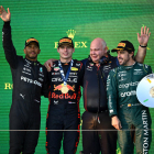 Lewis Hamilton, Max Verstappen, Rob Marshall y Fernando Alonso en el podio de Australia.