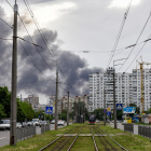 El humo de los misiles lanzados ayer en el norte de Kiev.