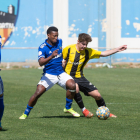 Un jugador del filial del Lleida y otro del Pardinyes pugnan por el balón.