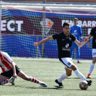 El alpicatino Eduard Estany, conduciendo el balón.