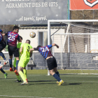 Un jugador del Igualada remata a la portería del Tàrrega.