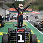 Max Verstappen celebra su victoria al llegar a boxes.