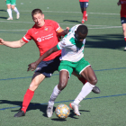 El capitán del Balaguer, Isaac Solanes, presiona a un rival del Turó Peira.