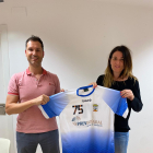 El nuevo entrenador del primer equipo, Marc Soler, junto con la presidenta, Montse Figuerola.