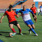 Adrià Fernández, goleador local en el minuto 81 tras convertir un penalti, presiona a un jugador del Martinenc.