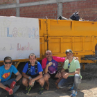 Alguns dels participants en la recollida d’escombraries, al costat de la carreta plena.