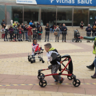 Els petits, molts amb problemes de mobilitat, s'ho van passar d'allò més bé amb les activitats adaptades a la plaça de la Llotja.