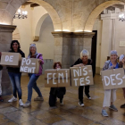 Algunes integrants del col·lectiu feminista que ahir al matí van protestar al pati de la Paeria.