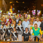 Autoridades, ‘pubilles’, la comisión de fiestas y el pregonero, Sique Rodríguez, anoche en el primer acto de las fiestas mayores del barrio de Pardinyes. 