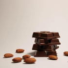 Imagen de archivo de chocolate con almendras.