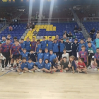 Els jugadors de l’infantil de l’Alcoletge, al costat dels del Barça.