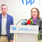 La secretària general del PP, Cuca Gamarra, amb el seu alcaldable per a Lleida, Xavi Palau, ahir.