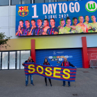 Tres de los aficionados leridanos de la Penya Barcelonista de Soses ayer ante el Philips Stadion.
