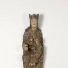 Mare de Déu amb el Nen. La talla romànica del 1200, originària de l’àrea de Solsona, mesura 110 cm d’alt i conserva policromia.