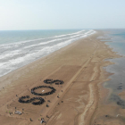 Centenares de personas forman un gran SOS como grito de alerta por la regresión del delta del Ebro
