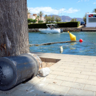 Un pilón arrancado en la zona en que cayeron los dos coches en el canal de Empuriabrava.