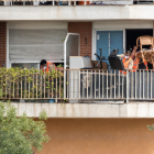 Treballadors treuen al balcó pertinences dels okupes.